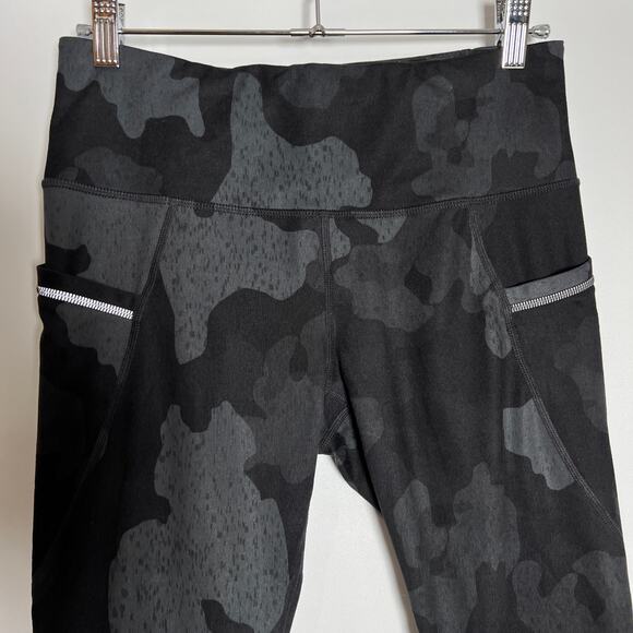 Athleta Black Shadow Camo Relay Leggings SIZE Small Capri Yoga Pants - Picture 8 of 11